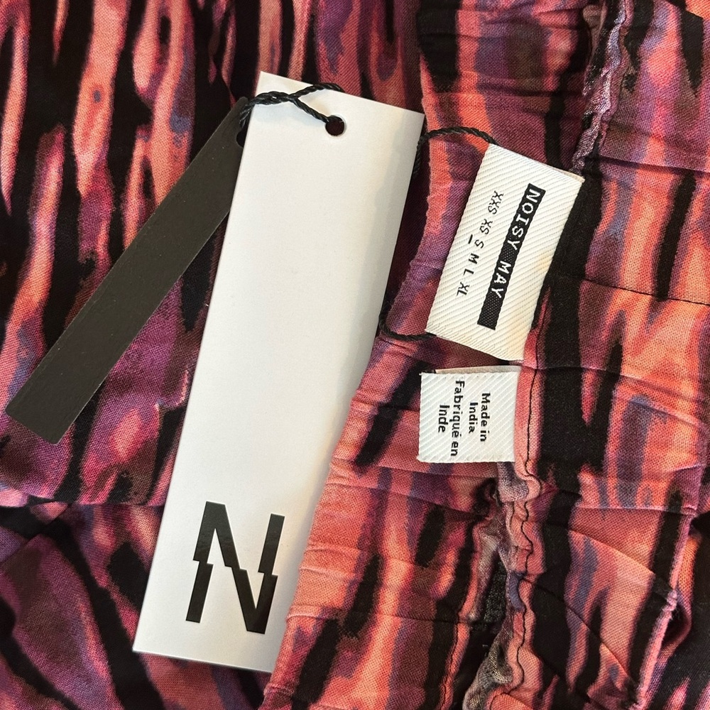 Noisy May NWT Vibrant Pink and Black Short - Picture 3 of 3